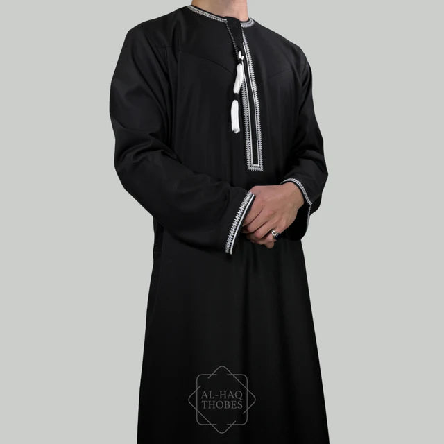 The Mutrah Black & White Omani Thobe